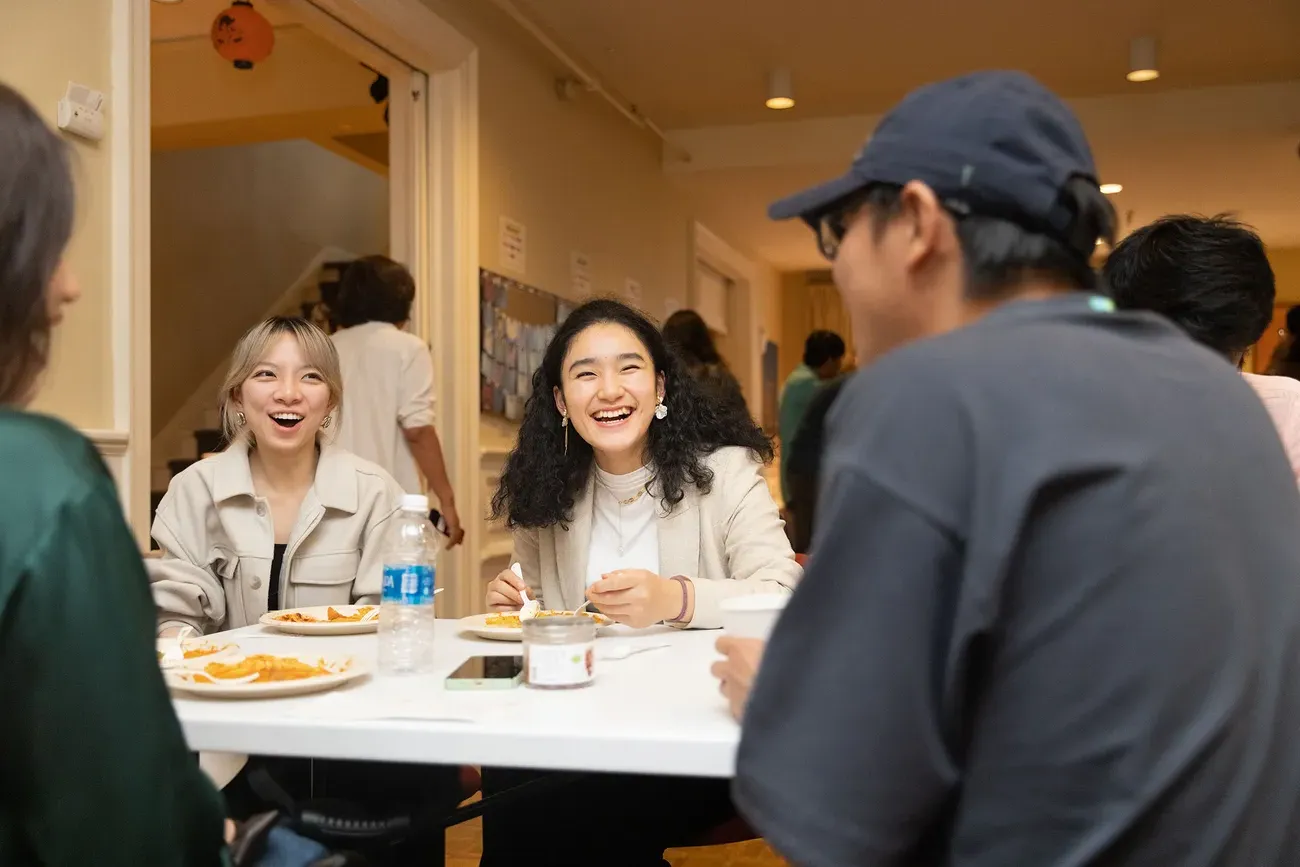 Students eating together.